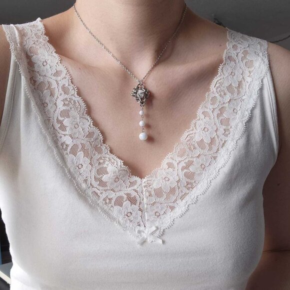 Gothic white pearl rosary necklace with a small silver chain - Picture 4 of 10